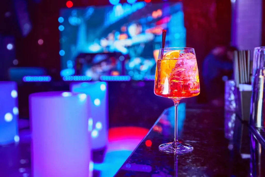 gin-cocktail-with-ice-piece-orange-bar-counter