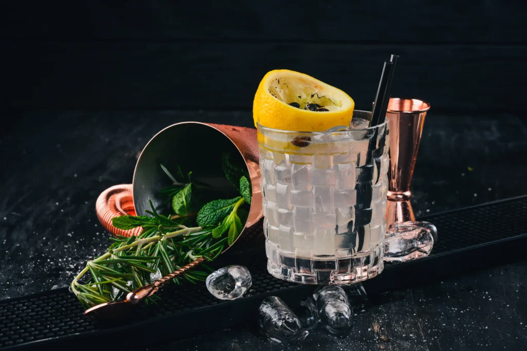 London Dry gin with tonic lemon