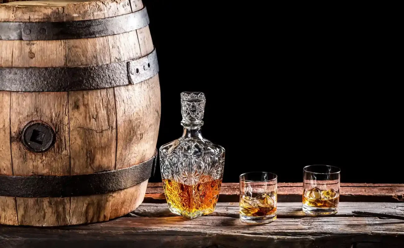 whiskey-barrel-decanter-glasses-rustic-on-wooden-surface